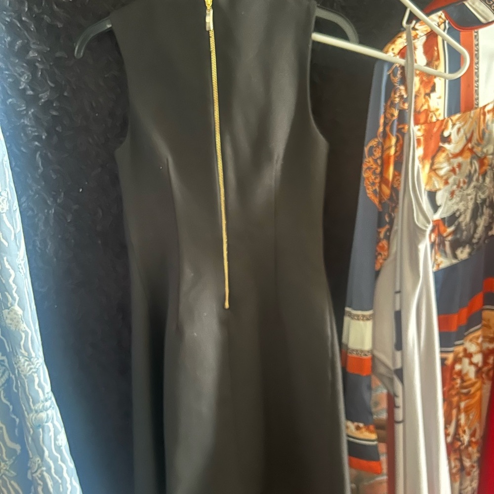 VINTAGE: JULIE BROWN 💓 Elegant Black Sleeveless Dress with Gold Buckle Detail - Picture 2 of 3